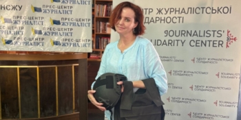 «Те, що маємо необхідну амуніцію, заспокоює», – журналістка Єва Міронова про захисне спорядження від Запорізького ЦЖС