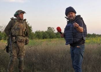 «Гахнуло доволі серйозно»: журналістів ТСН атакував російський FPV-дрон за 20 км від лінії фронту на Донеччині 6 «Гахнуло доволі серйозно»: журналістів ТСН атакував російський FPV-дрон за 20 км від лінії фронту на Донеччині