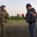 «Гахнуло доволі серйозно»: журналістів ТСН атакував російський FPV-дрон за 20 км від лінії фронту на Донеччині 24 «Гахнуло доволі серйозно»: журналістів ТСН атакував російський FPV-дрон за 20 км від лінії фронту на Донеччині