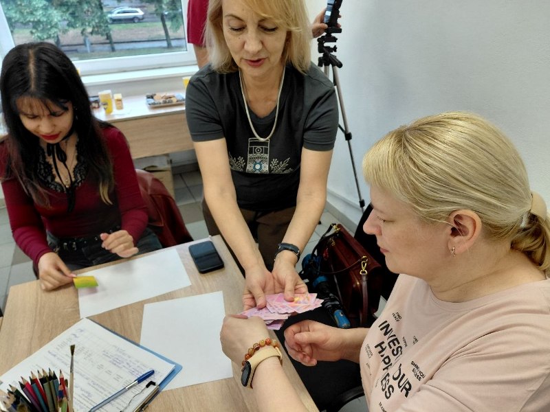 Коли слова втомлюють, допомагають фарби: у Дніпрі журналісти відновлювали внутрішній ресурс через арт-терапію 27 Коли слова втомлюють, допомагають фарби: у Дніпрі журналісти відновлювали внутрішній ресурс через арт-терапію 10