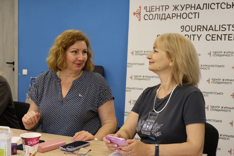 Коли слова втомлюють, допомагають фарби: у Дніпрі журналісти відновлювали внутрішній ресурс через арт-терапію 29 Коли слова втомлюють, допомагають фарби: у Дніпрі журналісти відновлювали внутрішній ресурс через арт-терапію 12