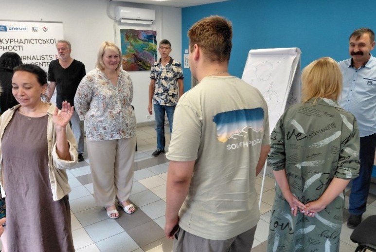 Конфлікт без скандалу: у Дніпрі журналісти вчилися керувати складними розмовами 25 Конфлікт без скандалу: у Дніпрі журналісти вчилися керувати складними розмовами 8