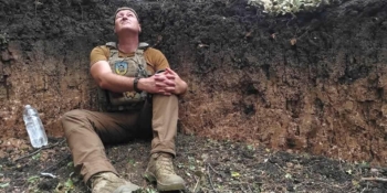 «Синій бронежилет – це мішень», – воєнкор Станіслав Кухарчук про захист журналістів у дроновій війні 26 «Синій бронежилет – це мішень», – воєнкор Станіслав Кухарчук про захист журналістів у дроновій війні