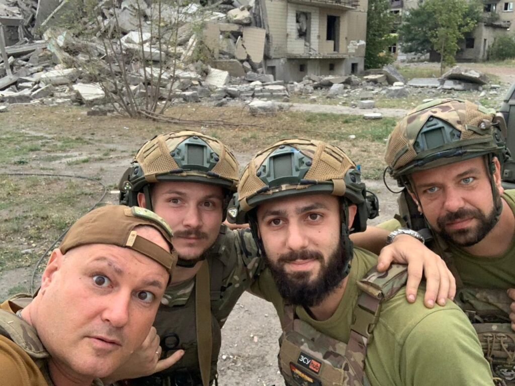 «Синій бронежилет – це мішень», – воєнкор Станіслав Кухарчук про захист журналістів у дроновій війні 20 «Синій бронежилет – це мішень», – воєнкор Станіслав Кухарчук про захист журналістів у дроновій війні 3