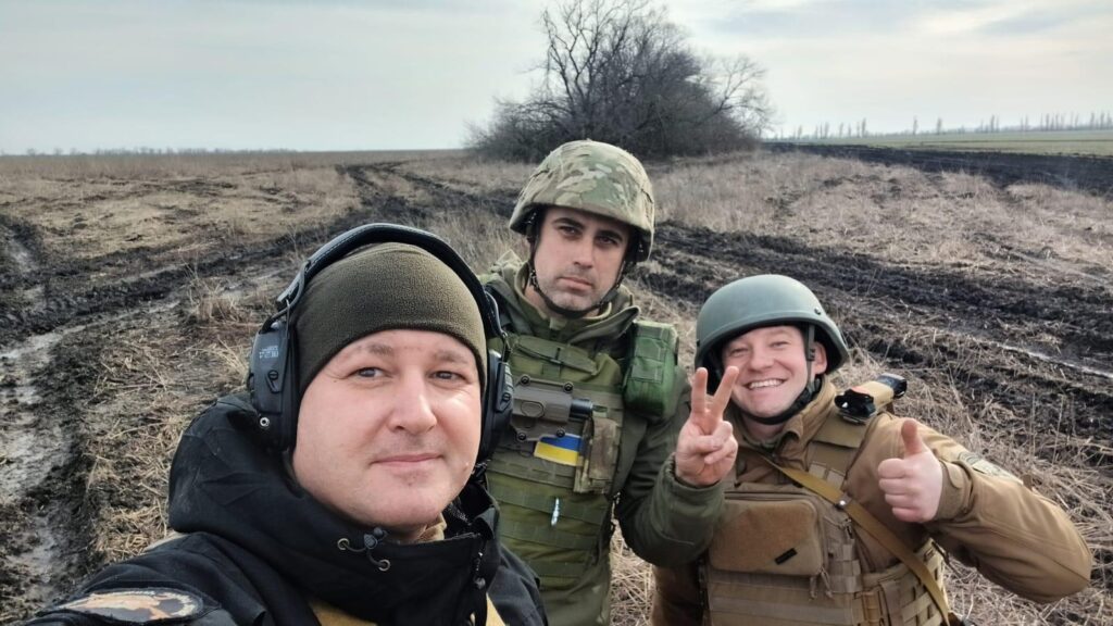 «Синій бронежилет – це мішень», – воєнкор Станіслав Кухарчук про захист журналістів у дроновій війні 25 «Синій бронежилет – це мішень», – воєнкор Станіслав Кухарчук про захист журналістів у дроновій війні 8