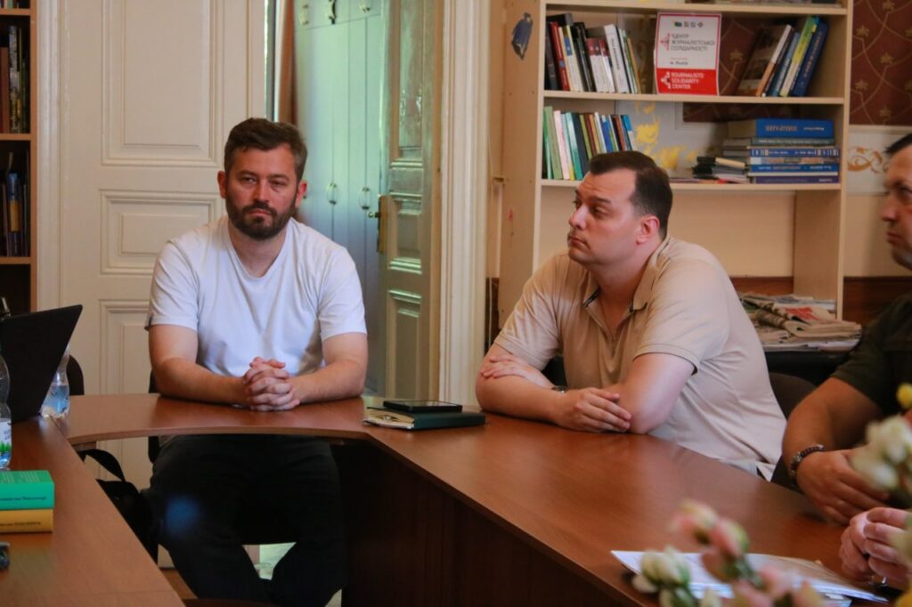 Шлях до виживання локальних медіа обговорили у Львівському Центрі журналістської солідарності 18 Шлях до виживання локальних медіа обговорили у Львівському Центрі журналістської солідарності 1