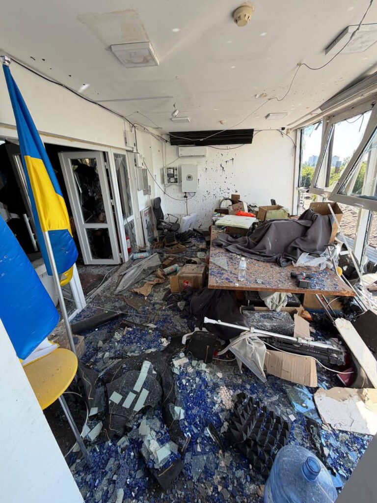 «Пошкоджено студію й авто, загинув охоронець»: офіс телеканалу «Ісландія» постраждав унаслідок удару РФ 18 «Пошкоджено студію й авто, загинув охоронець»: офіс телеканалу «Ісландія» постраждав унаслідок удару РФ 1