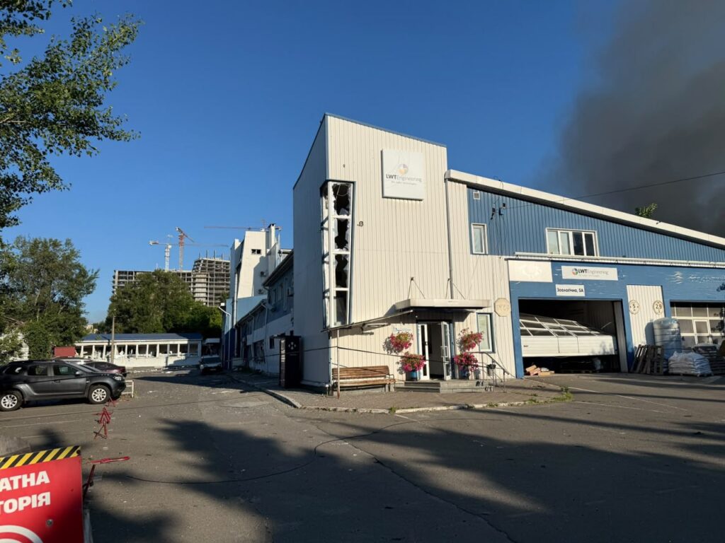 «Пошкоджено студію й авто, загинув охоронець»: офіс телеканалу «Ісландія» постраждав унаслідок удару РФ 21 «Пошкоджено студію й авто, загинув охоронець»: офіс телеканалу «Ісландія» постраждав унаслідок удару РФ 4