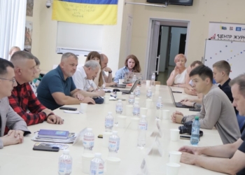 Залишити біль поза кадром, або як міжнародна журналістська солідарність допоможе психологічному відновленню українських журналістів