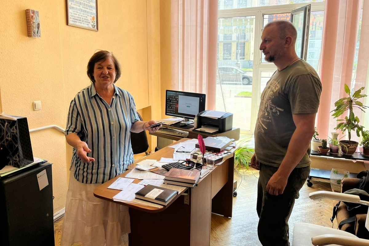 Почесною відзнакою «Незламні» Київської організації НСЖУ вшановано старшого лейтенанта ЗСУ Степана Барну 17 Почесною відзнакою «Незламні» Київської організації НСЖУ вшановано старшого лейтенанта ЗСУ Степана Барну