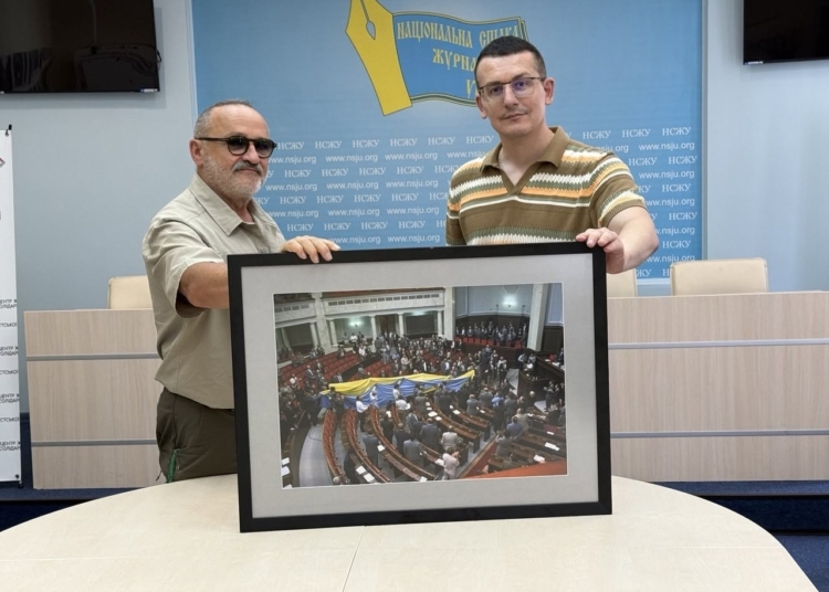 Унікальне фотосвідчення відновлення державної незалежності України прикрашатиме офіс голови НСЖУ