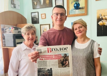 1500 примірників — 1500 зв’язків із читачами: Сергій Томіленко розпочав візит на Прикарпаття з редакції «Вільного голосу»