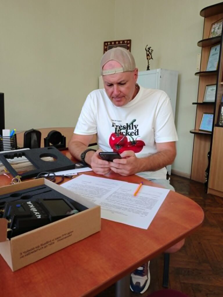 Захист для тих, хто на передовій: НСЖУ передала детектор дронів воєнкору Станіславу Кухарчуку 3