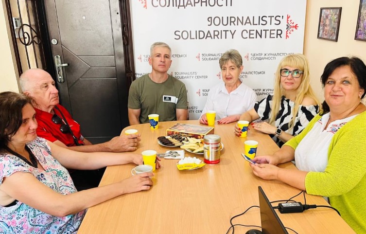 «В Івано-Франківському Центрі журналістської солідарності так само тепло, затишно, дружня атмосфера – ніби й не їхав звідси ніколи», – Роман Кривко, журналіст із Харкова 17 «В Івано-Франківському Центрі журналістської солідарності так само тепло, затишно, дружня атмосфера – ніби й не їхав звідси ніколи», – Роман Кривко, журналіст із Харкова