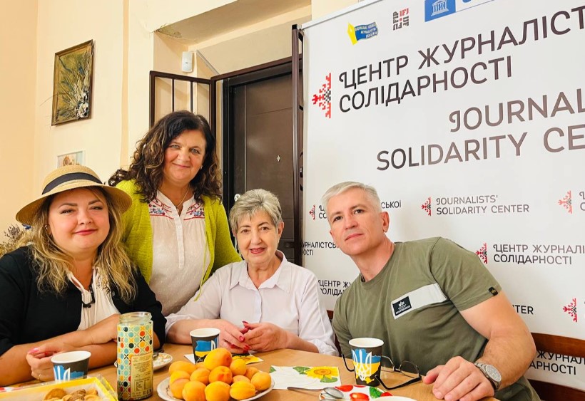 «В Івано-Франківському Центрі журналістської солідарності так само тепло, затишно, дружня атмосфера – ніби й не їхав звідси ніколи», – Роман Кривко, журналіст із Харкова 20 «В Івано-Франківському Центрі журналістської солідарності так само тепло, затишно, дружня атмосфера – ніби й не їхав звідси ніколи», – Роман Кривко, журналіст із Харкова 3