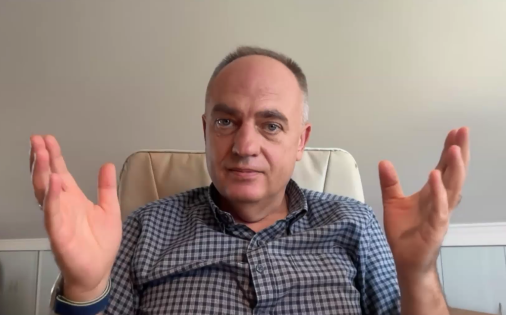 «Що буде, якщо спробувати інакше»: п’ять редакцій про жуків-оленів, зустрічі полонених і ціну виживання 26 «Що буде, якщо спробувати інакше»: п’ять редакцій про жуків-оленів, зустрічі полонених і ціну виживання 9