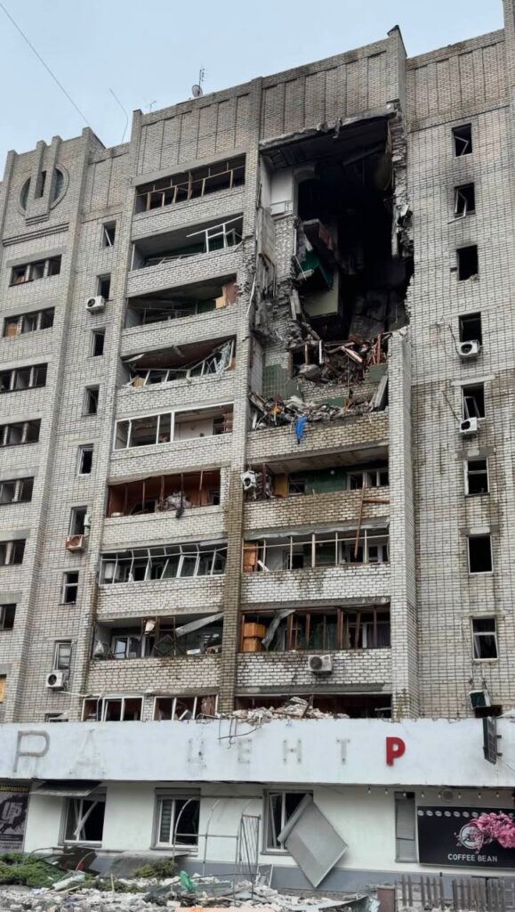 Допомагав сусідам, гасив пожежу: журналіст Владислав Єсипенко опинився в епіцентрі прильоту «Бандеролі» в Харкові 19 Допомагав сусідам, гасив пожежу: журналіст Владислав Єсипенко опинився в епіцентрі прильоту «Бандеролі» в Харкові 2