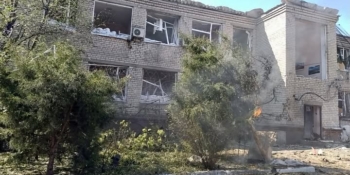 «Дах знесло — для роботи будівля непридатна»: обстріл пошкодив редакцію єдиної діючої на Бериславщині газети