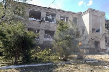 «Дах знесло — для роботи будівля непридатна»: обстріл пошкодив редакцію єдиної діючої на Бериславщині газети