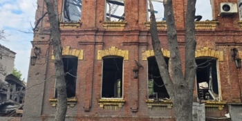 Російський авіаудар знищив історичну будівлю «Друкарського двору» у Слов’янську
