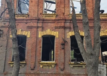Російський авіаудар знищив історичну будівлю «Друкарського двору» у Слов’янську
