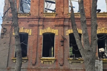 Російський авіаудар знищив історичну будівлю «Друкарського двору» у Слов’янську