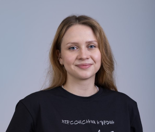 «Розуміння того, що твоя робота важлива, допомагає не опускати рук»: журналістка «Вгору» Валентина Пономарьова про роботу під обстрілами та незламний Херсон 23 «Розуміння того, що твоя робота важлива, допомагає не опускати рук»: журналістка «Вгору» Валентина Пономарьова про роботу під обстрілами та незламний Херсон 6