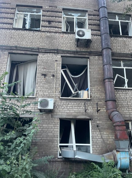 Російська атака зруйнувала студію радіо «На дотик» у Запоріжжі 3