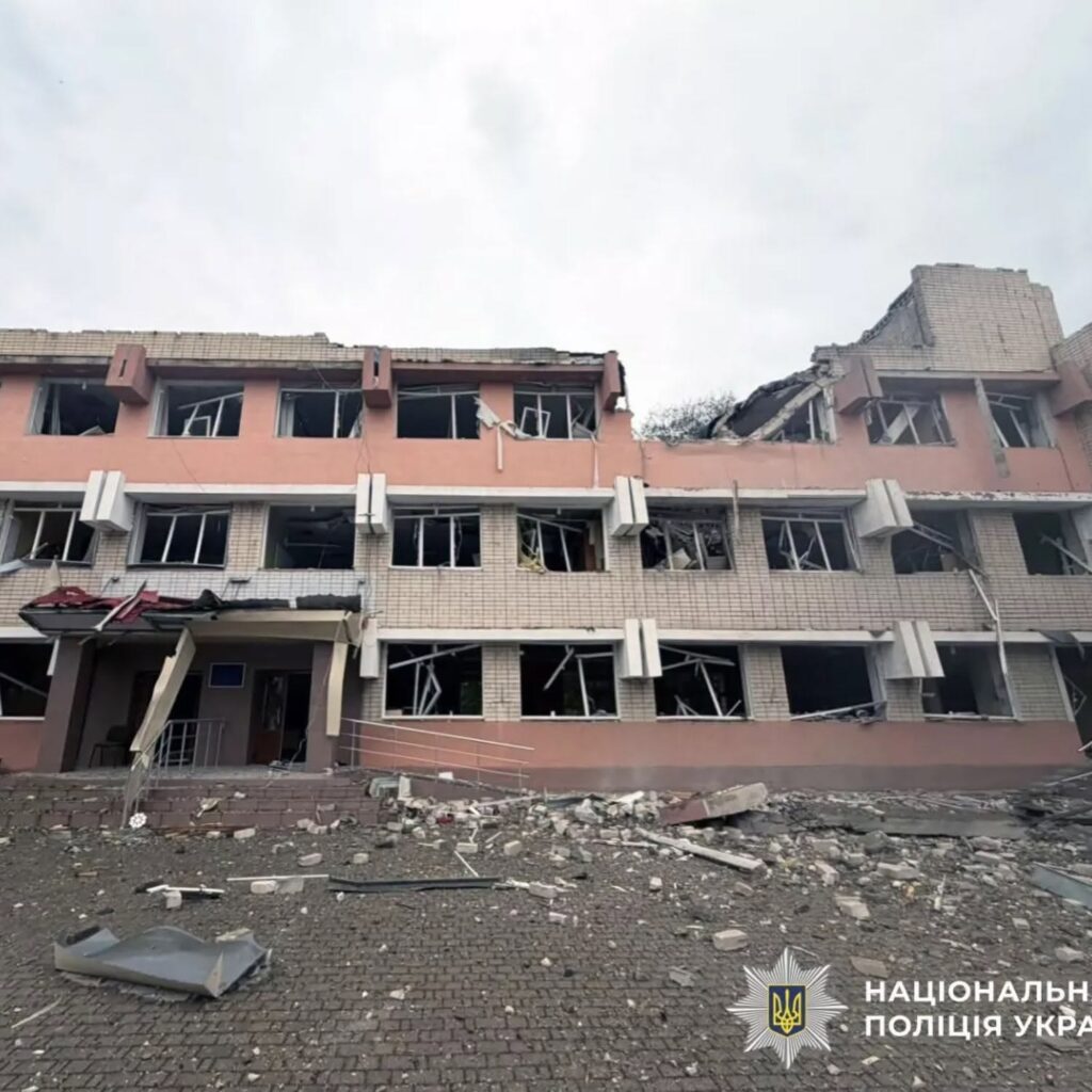 «Вони стирають фундамент наших спогадів»: у Херсоні каб зніс під’їзд будинку, де жила родина голови обласної організації НСЖУ