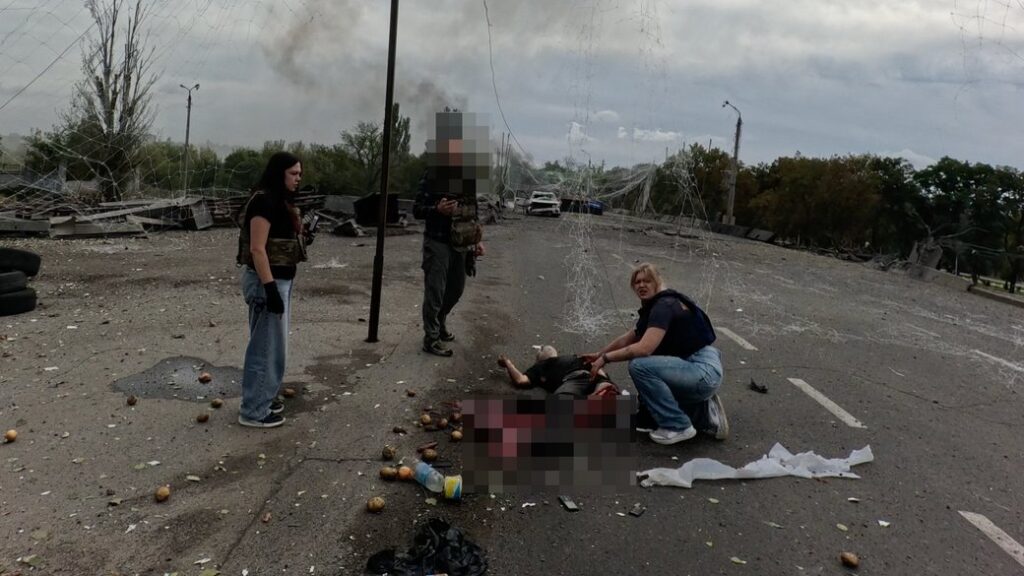 «Підбігла й побачила, що у нього немає ноги». Журналістка Суспільне Дніпро допомогла пораненому після удару РФ 9 «Підбігла й побачила, що у нього немає ноги». Журналістка Суспільне Дніпро допомогла пораненому після удару РФ