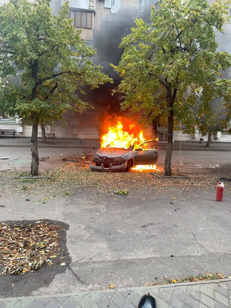 Внаслідок російського удару згоріло авто з обладнанням іноземних журналістів 1
