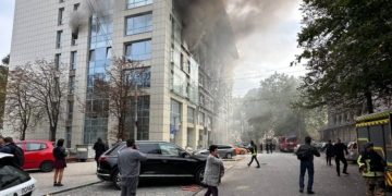 «Реактивний “Шахед” ударив за 50 м від нашого готелю»: команда французького медіа опинилася поруч із місцем удару в Дніпрі