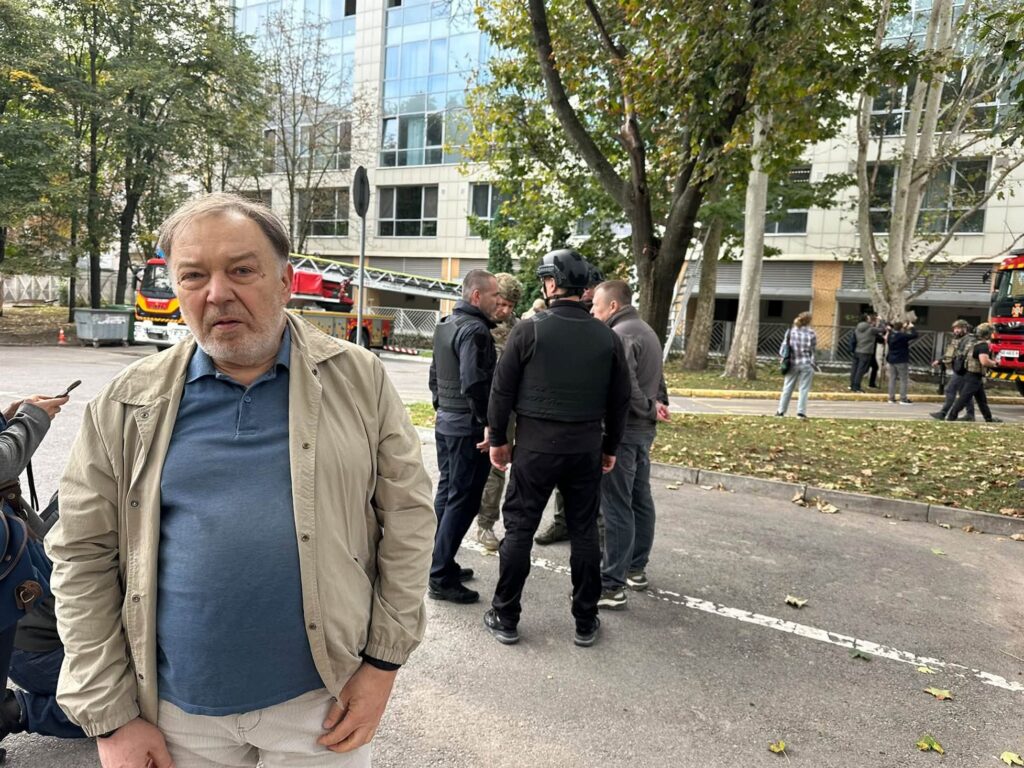 «Реактивний “Шахед” ударив за 50 м від нашого готелю»: команда французького медіа опинилася поруч із місцем удару в Дніпрі 4 «Реактивний “Шахед” ударив за 50 м від нашого готелю»: команда французького медіа опинилася поруч із місцем удару в Дніпрі 3