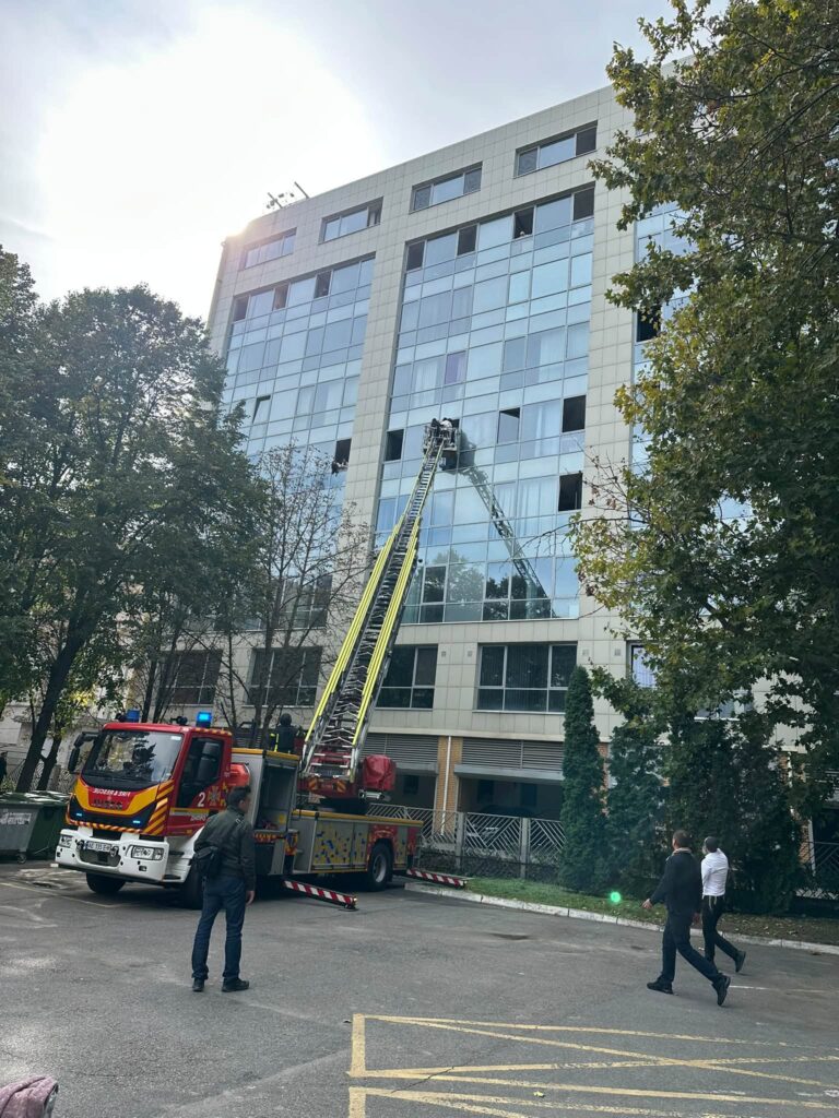 «Реактивний “Шахед” ударив за 50 м від нашого готелю»: команда французького медіа опинилася поруч із місцем удару в Дніпрі 3 «Реактивний “Шахед” ударив за 50 м від нашого готелю»: команда французького медіа опинилася поруч із місцем удару в Дніпрі 2