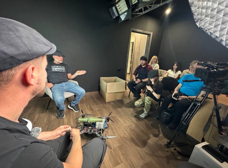 «Вважайте, що будь-який дрон у небі прилетів, щоб вас вбити. Ніяких "це наш" чи "це просто розвідник" – тільки швидка реакція!» 2 «Вважайте, що будь-який дрон у небі прилетів, щоб вас вбити. Ніяких "це наш" чи "це просто розвідник" – тільки швидка реакція!» 1