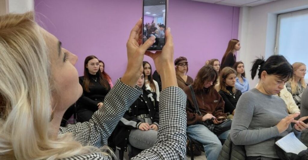 «Не намагайтеся роздивитися дрон – намагайтеся врятувати себе»: журналістів у Дніпрі навчали дронової безпеки 6 «Не намагайтеся роздивитися дрон – намагайтеся врятувати себе»: журналістів у Дніпрі навчали дронової безпеки 5