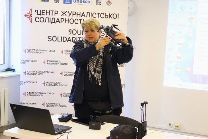 «Не намагайтеся роздивитися дрон – намагайтеся врятувати себе»: журналістів у Дніпрі навчали дронової безпеки 7 «Не намагайтеся роздивитися дрон – намагайтеся врятувати себе»: журналістів у Дніпрі навчали дронової безпеки 6