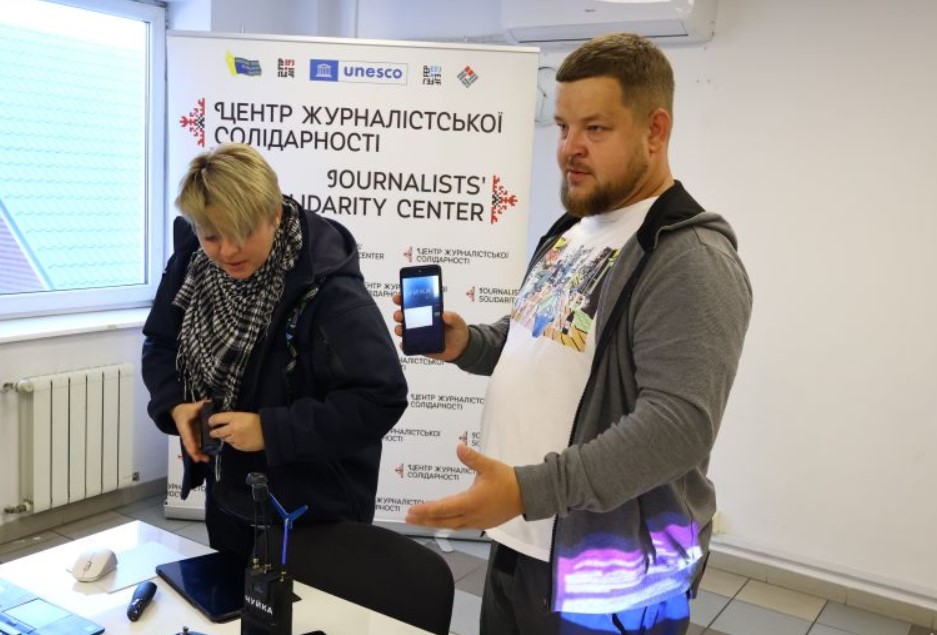 «Не намагайтеся роздивитися дрон – намагайтеся врятувати себе»: журналістів у Дніпрі навчали дронової безпеки 2 «Не намагайтеся роздивитися дрон – намагайтеся врятувати себе»: журналістів у Дніпрі навчали дронової безпеки 1