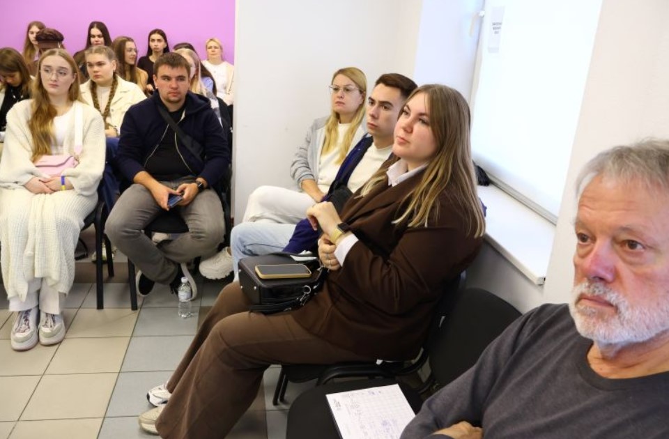 «Не намагайтеся роздивитися дрон – намагайтеся врятувати себе»: журналістів у Дніпрі навчали дронової безпеки 9 «Не намагайтеся роздивитися дрон – намагайтеся врятувати себе»: журналістів у Дніпрі навчали дронової безпеки 8