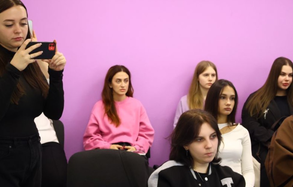«Не намагайтеся роздивитися дрон – намагайтеся врятувати себе»: журналістів у Дніпрі навчали дронової безпеки 10 «Не намагайтеся роздивитися дрон – намагайтеся врятувати себе»: журналістів у Дніпрі навчали дронової безпеки 9