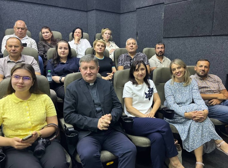 «Разом тримаємо слово»: Івано-Франківський центр журналістської солідарності презентував книгу про роботу медіа в умовах війни 13 «Разом тримаємо слово»: Івано-Франківський центр журналістської солідарності презентував книгу про роботу медіа в умовах війни 12