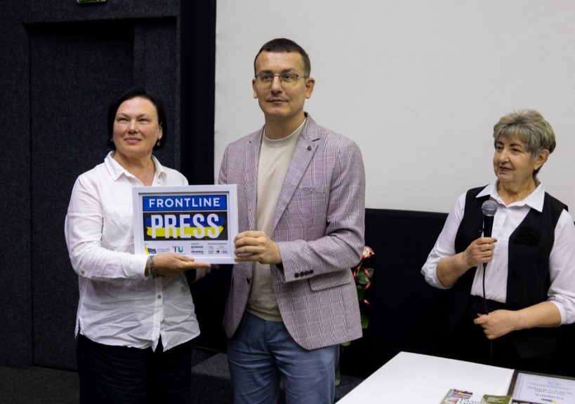 «Разом тримаємо слово»: Івано-Франківський центр журналістської солідарності презентував книгу про роботу медіа в умовах війни 3 «Разом тримаємо слово»: Івано-Франківський центр журналістської солідарності презентував книгу про роботу медіа в умовах війни 2