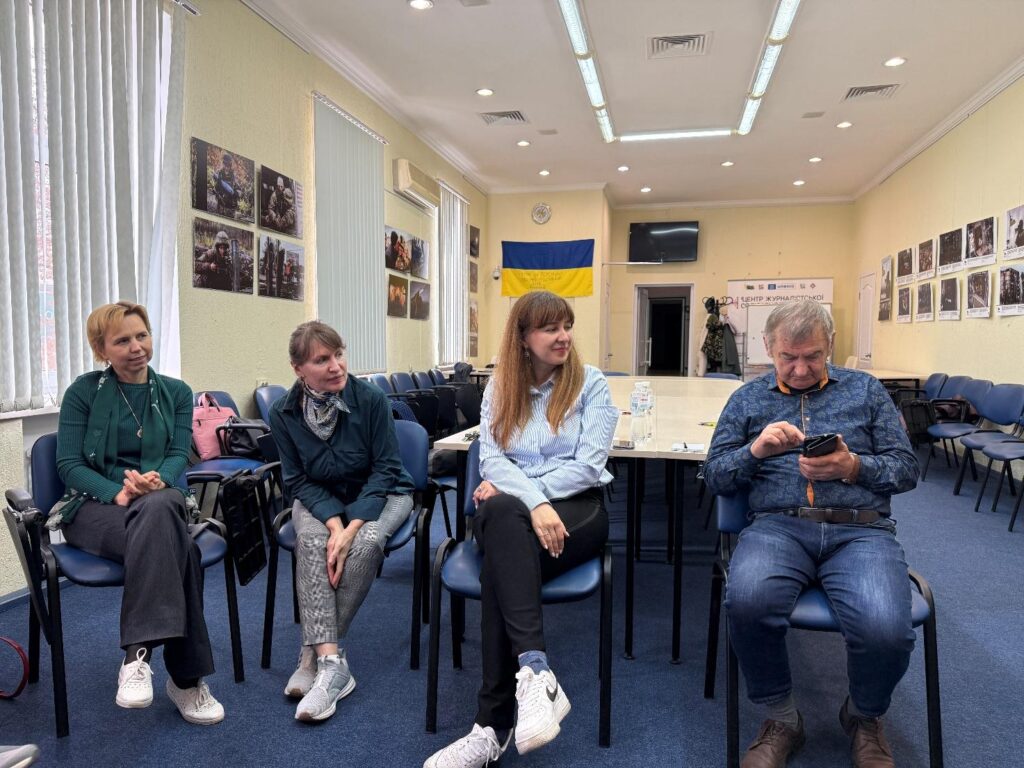 Жоржини, нейромалюнок і таблиця почуттів: як журналісти досліджували емоції та стани у колі підтримки НСЖУ 2 Жоржини, нейромалюнок і таблиця почуттів: як журналісти досліджували емоції та стани у колі підтримки НСЖУ 1