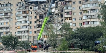 «Проходимо психотерапію і чекаємо остаточного висновку стосовно будинку»: як відновлюються медійниці, чию квартиру зруйнувала Росія