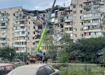 «Проходимо психотерапію і чекаємо остаточного висновку стосовно будинку»: як відновлюються медійниці, чию квартиру зруйнувала Росія