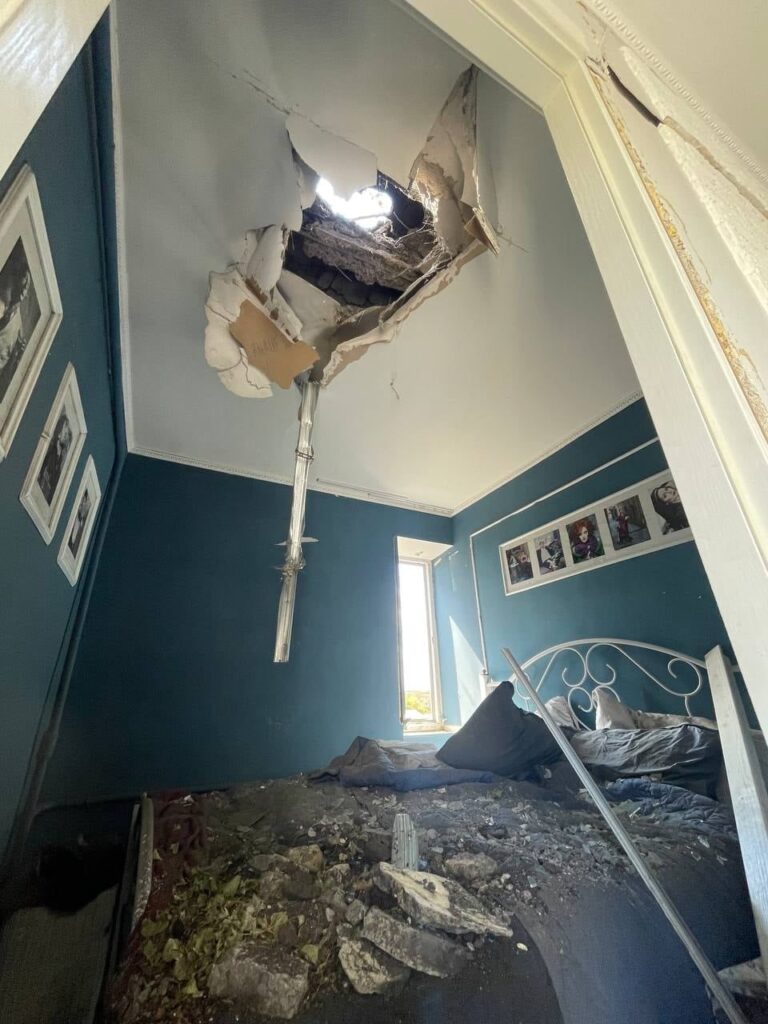 «Осколки, які мали мене вбити, збережу як нагадування»: житло медійниці Віти Гольдман поруйноване внаслідок російського удару 5 «Осколки, які мали мене вбити, збережу як нагадування»: житло медійниці Віти Гольдман поруйноване внаслідок російського удару 4
