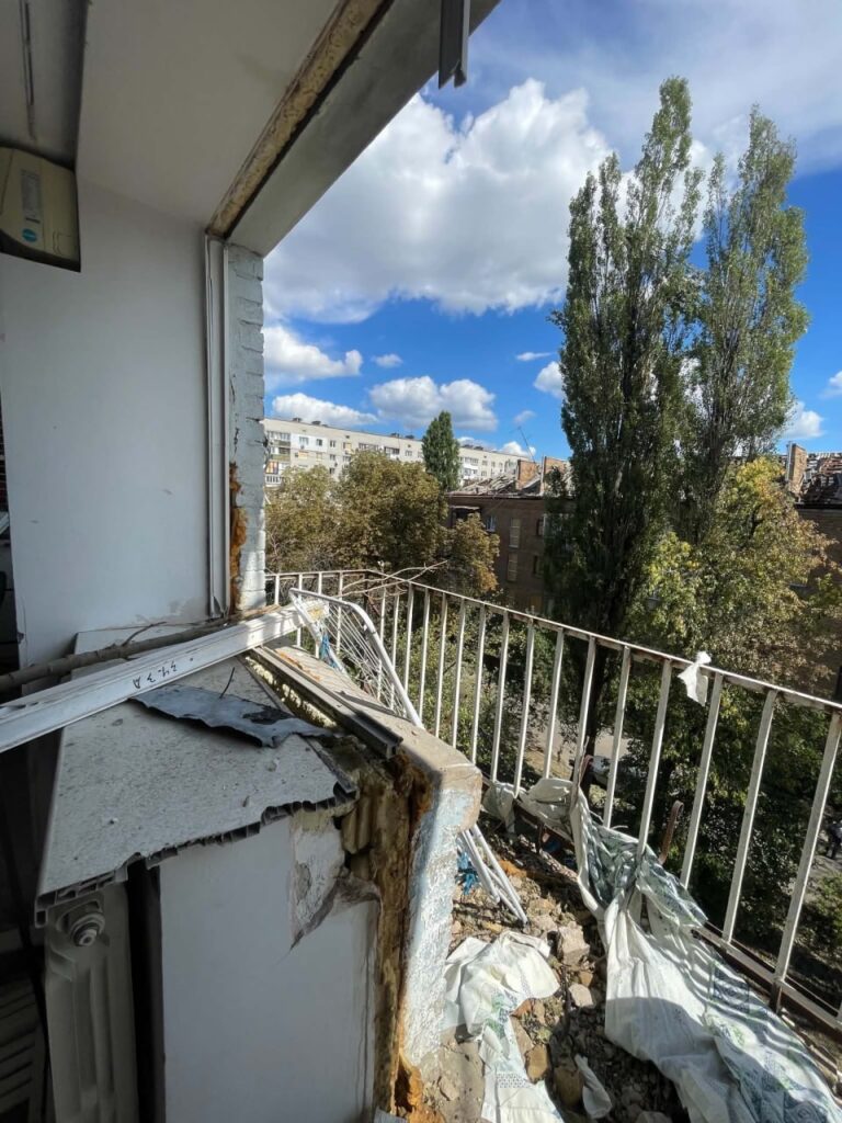 «Осколки, які мали мене вбити, збережу як нагадування»: житло медійниці Віти Гольдман поруйноване внаслідок російського удару 4 «Осколки, які мали мене вбити, збережу як нагадування»: житло медійниці Віти Гольдман поруйноване внаслідок російського удару 3