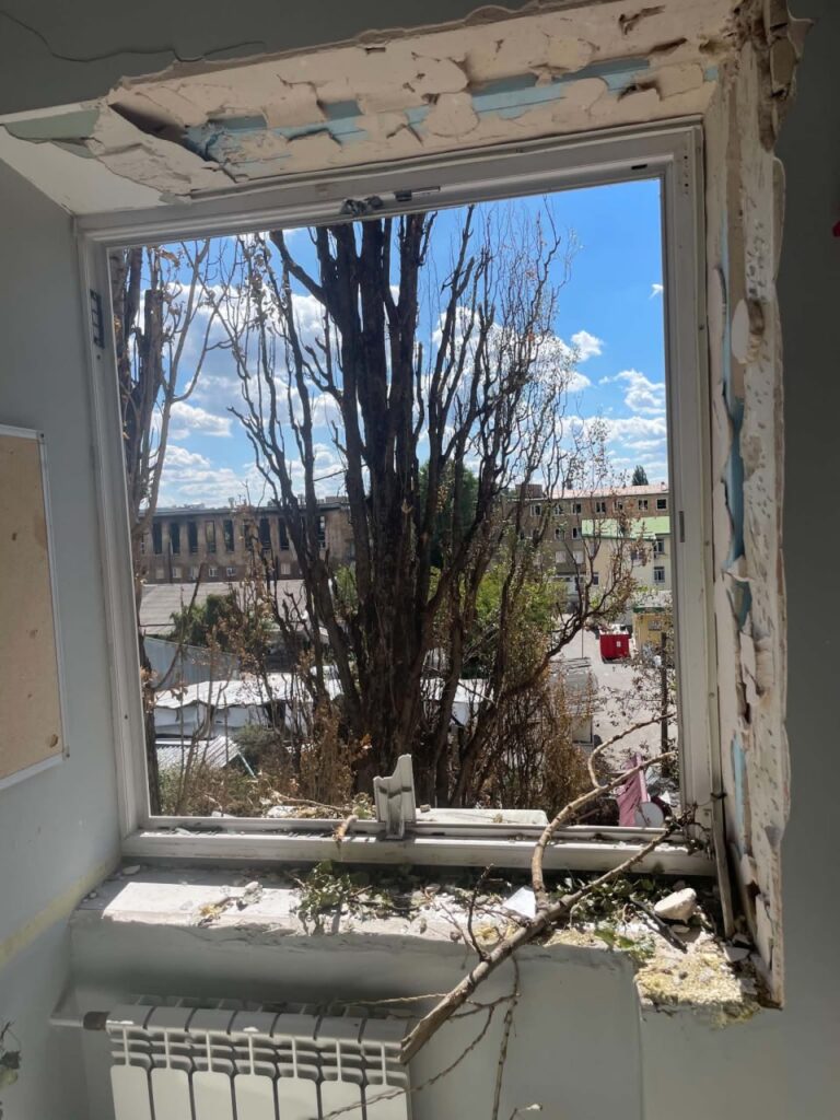 «Осколки, які мали мене вбити, збережу як нагадування»: житло медійниці Віти Гольдман поруйноване внаслідок російського удару 2 «Осколки, які мали мене вбити, збережу як нагадування»: житло медійниці Віти Гольдман поруйноване внаслідок російського удару 1