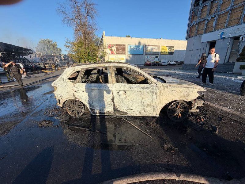 Удар по Павлограду: знищено авто директора телерадіокомпанії та робоче обладнання 3 Удар по Павлограду: знищено авто директора телерадіокомпанії та робоче обладнання 2