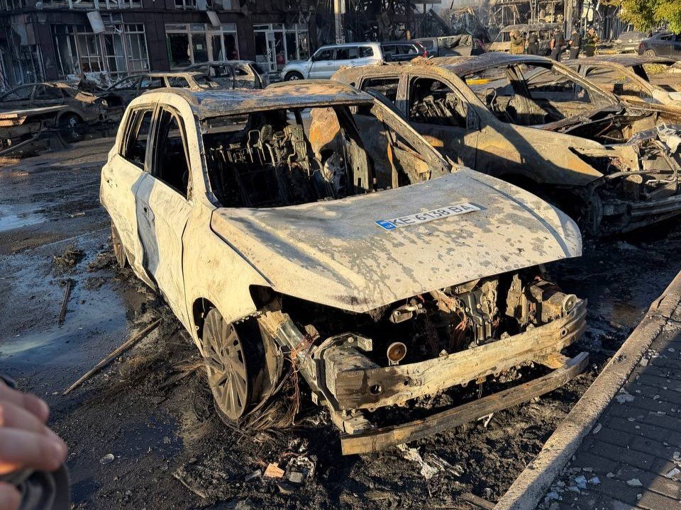 Удар по Павлограду: знищено авто директора телерадіокомпанії та робоче обладнання 2 Удар по Павлограду: знищено авто директора телерадіокомпанії та робоче обладнання 1